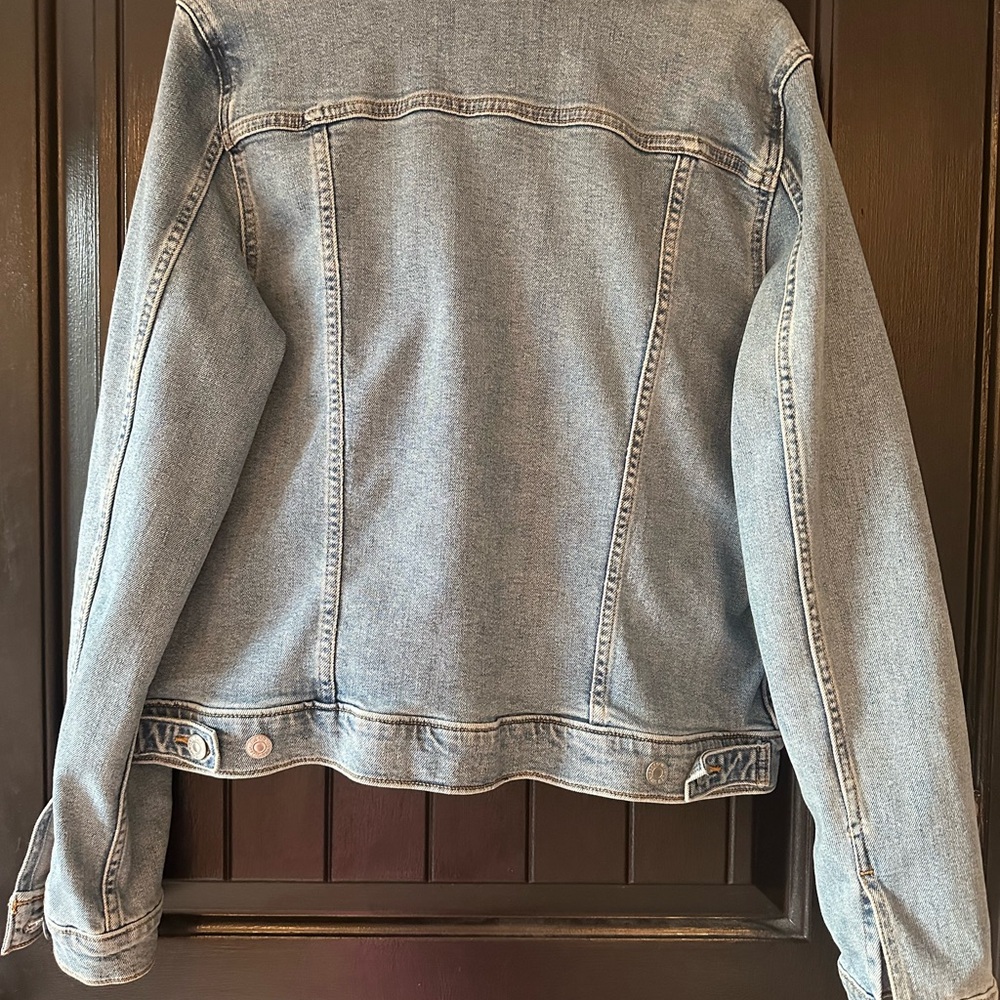 Levi's Classic Denim Trucker Jacket, light wash, size XL - Picture 9 of 9